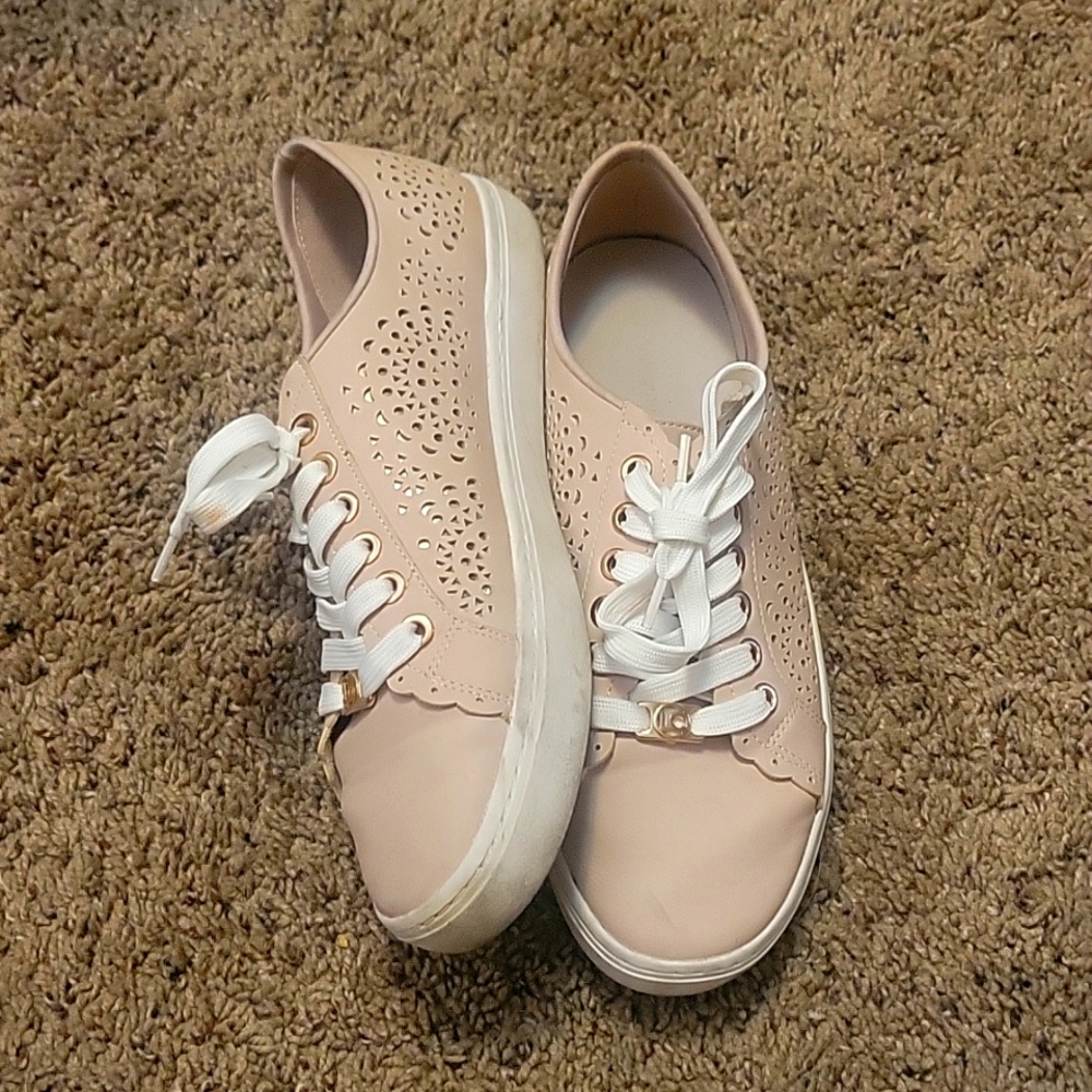 Liz Claiborne Feminine Sneakers, Size 8 Peach
